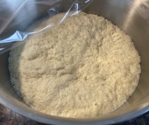 pizza na suchych drożdżach wyrastanie ciasta