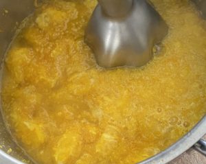 Blendowanie owocowego musu blendowanie musu pomarańczowego do mazurków