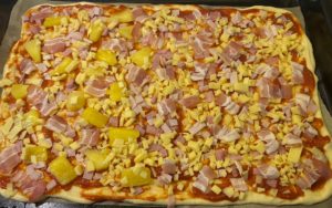 pyszna pizza na suchych drożdżach dodatki warzywne i ser