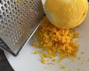 Przygotowanie skórki z pomarańczy ścieranie skórki z pomarańczy do mazurków