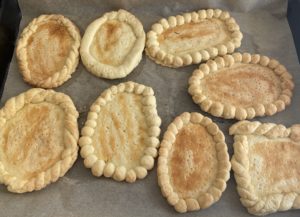 Upieczone kruche mazurki upieczone spody na mazurki pomarańczowe z białą czekoladą