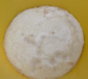 przygotowanie zaczynu na bułeczki śniadaniowe