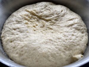Wyrośnięte ciasto na drożdżowe rogale