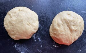 Dwie porcje ciasta drożdżowego Podział ciasta na dwie porcje do przygotowania makowców