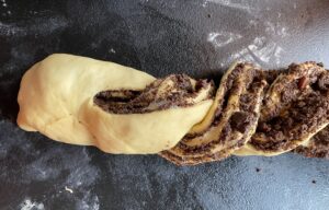 Ciasto zaplecione w warkocz Zaplatanie warkocza z ciasta na zawijaniec z makiem