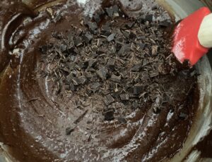 Gotowe ciasto na babeczki brownie z kawałkami czekolady