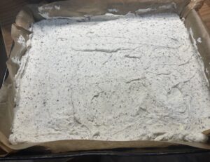 Przykrywanie kremu herbatnikami Druga warstwa kremu i herbatników w cieście bananowiec bez pieczenia