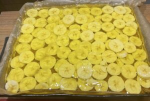 Wylewanie galaretki na banany Zalewanie wierzchu galaretką w cieście bananowiec