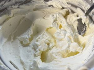 Krem z mascarpone w trakcie miksowania Ubijanie kremu mascarpone