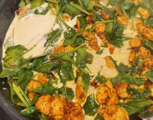 Kurczak z makaronem i szpinakiem w kremowym sosie curry - 2DCA1AF7 B4F8 437B 8B0E F0EC95110C09 scaled e1754974774649