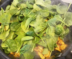 Kurczak z makaronem i szpinakiem w kremowym sosie curry - DAADC01F 1F7A 401C 8BCC FC1C8F44043B scaled e1754974721787