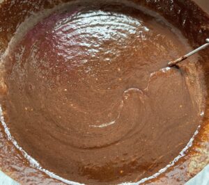 Łączenie masy jajecznej z czekoladową na babeczki brownie