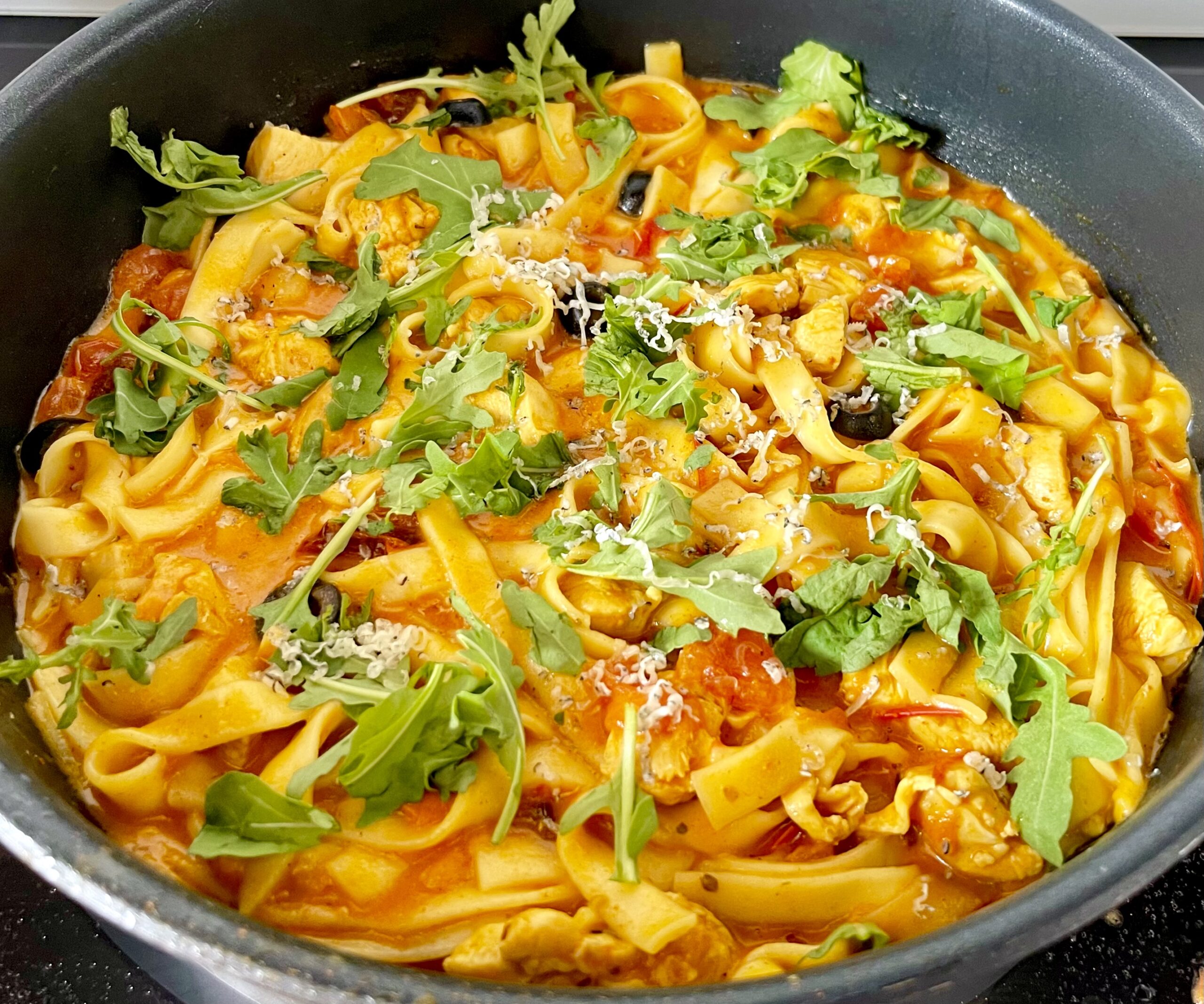 Makron z kurczakiem i pomidorami w kremowym sosie curry - 6CC1358C 1520 4469 90B6 947AD88A5491 scaled