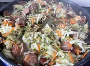 Duszenie warzyw z cukinią i marchewką – szybki bigos z cukinii krok po kroku