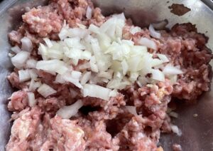 masa mięsna z cebulą na klopsiki w sosie
