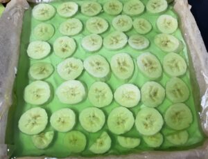 Ostatnia warstwa galaretki Wylewanie końcowej warstwy galaretki na ciasto shrek z delicjami