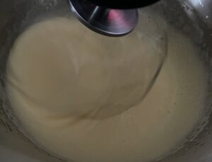 Puszysta masa jajeczna Ubijanie jajek z cukrem na biszkopt do ciasta Shrek z delicjami