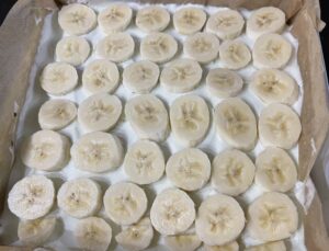 Banany na warstwie śmietankowej Plasterki bananów na wierzchu ciasta shrek