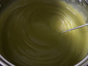 Przygotowanie budyniu na sokach Gotowanie zielonej masy budyniowej do ciasta shrek z delicjami