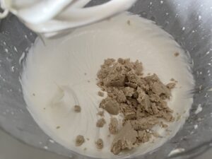 Rolada bezowa z kremem chałwowym i jagodami - CA8DC879 C83A 4A33 A42D E2F360ACF92F