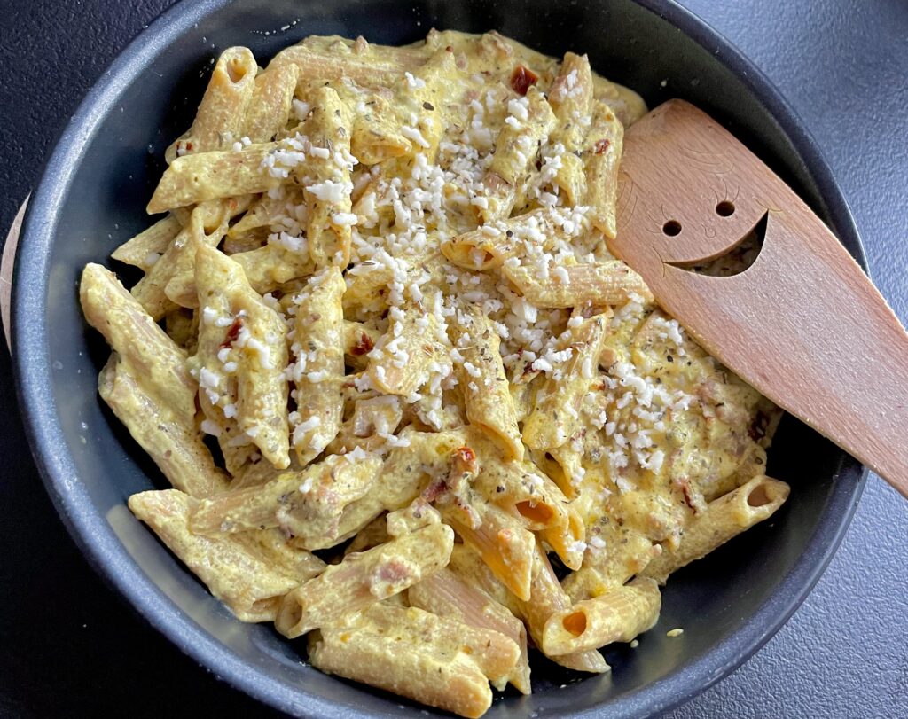 Makaron z boczkiem w sosie śmietanowym