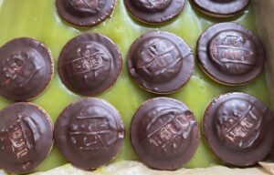 Warstwa delicji Układanie delicji na budyniu – charakterystyczne ciasto shrek z delicjami