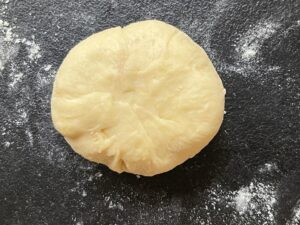 zamykanie pączków jogurtowych z wiśniami