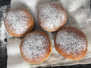 pączki jogurtowe z wiśniami posypane cukrem pudrem