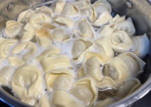 Tortellini w sosie śmietankowym z boczkiem i szpinakiem - 5D779B27 3AD9 4493 93DE A0EB7BE1D7D3