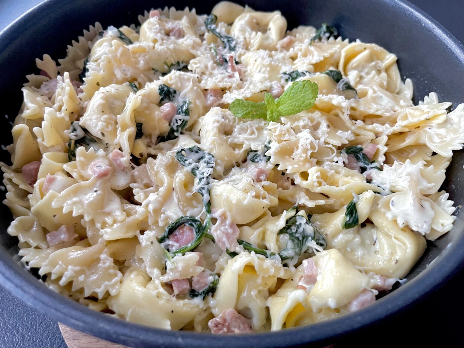 Tortellini w sosie śmietankowym z boczkiem i szpinakiem - F238A3D9 B213 485E B865 656BD6A569EE