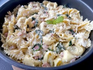 Tortellini w sosie śmietankowym z boczkiem i szpinakiem - F238A3D9 B213 485E B865 656BD6A569EE