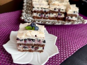 Fantazja - ciasto z bezą, jagodami i kremem grysikowym - 50893E8C 1E54 462E 8714 3B662D6AF2EB