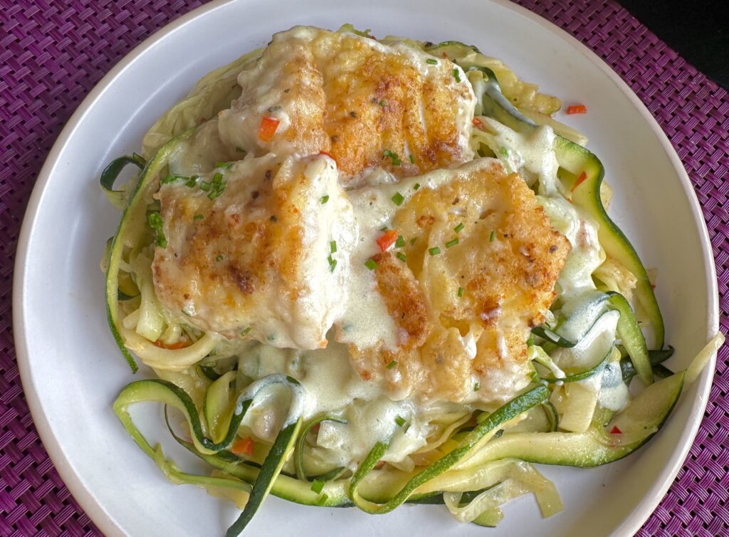 Dorsz w kremowym sosie na spaghetti z cukinii