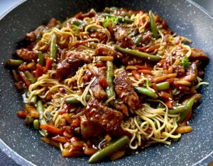 Smażony makaron po chińsku z wieprzowiną i warzywami - IMG 1115