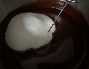 Dodawanie cukru do masy na babeczki brownie