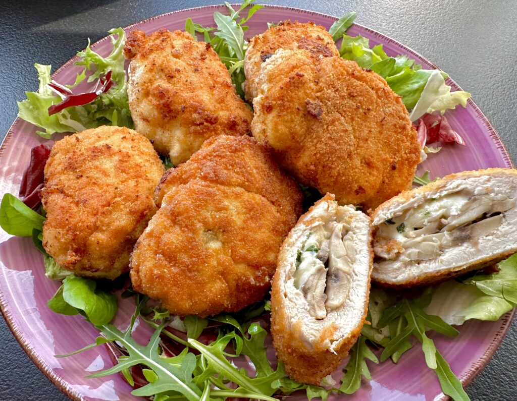 Koperty drobiowe z pieczarkami i mozzarellą