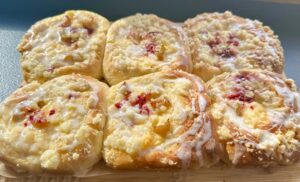 Drożdżówki z rabarbarem i budyniem
