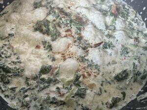 Makaron w sosie śmietanowym ze szpinakiem i suszonymi pomidorami - IMG 1213