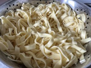 Makaron w sosie śmietanowym ze szpinakiem i suszonymi pomidorami - IMG 1214