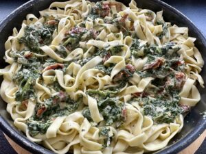 Makaron w sosie śmietanowym ze szpinakiem i suszonymi pomidorami - IMG 1215