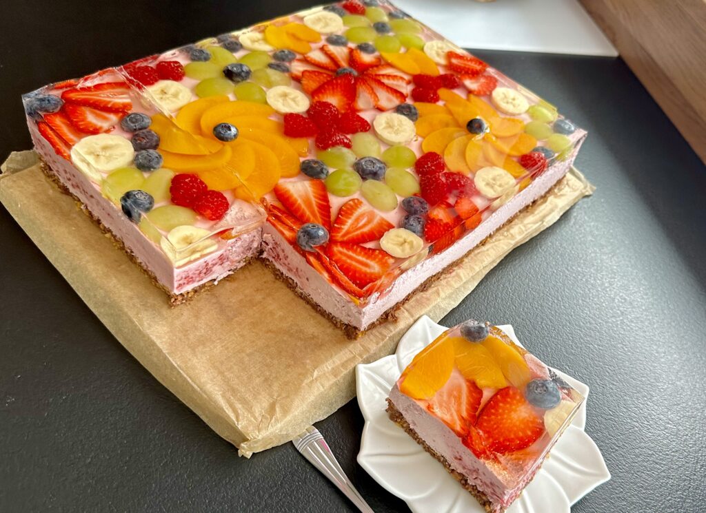 Rajski ogród – ciasto bez pieczenia z chrupiącym spodem i pianką malinową!