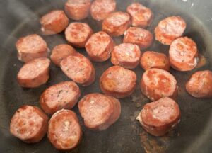 Podsmażana kiełbasa do bigosu