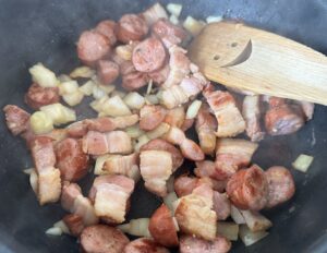 Cebula podsmażana jako baza do bigosu z młodej kapusty