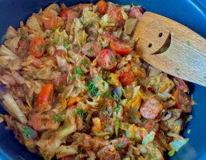 Bigos z młodej kapusty i cukinii podany z pieczywem