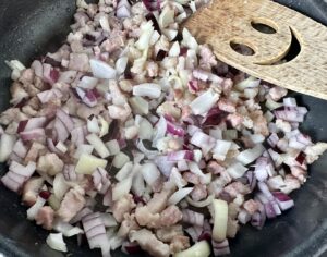 podsmażanie boczku i cebuli