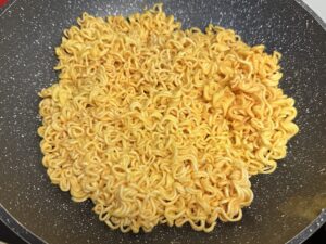 Smażony makaron z kurczakiem i warzywami - IMG 7347