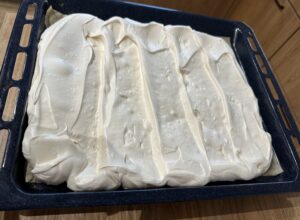 Pieczenie bezy w piekarniku Upieczona beza do ciasta typu dacquoise