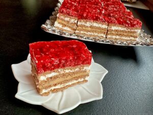 Malinowa księżniczka z kremem śmietankowym - ciasto bez pieczenia! - IMG 0557