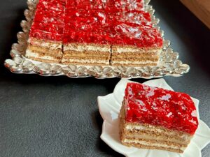 Malinowa księżniczka z kremem śmietankowym - ciasto bez pieczenia! - IMG 0572