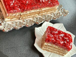 Malinowa księżniczka z kremem śmietankowym - ciasto bez pieczenia! - IMG 0585
